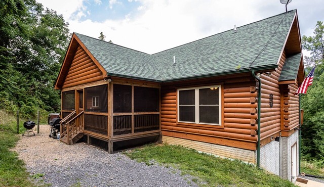 Buck's Run: Shenandoah Mountain Log Cabin with a unique view of the Shenandoahs