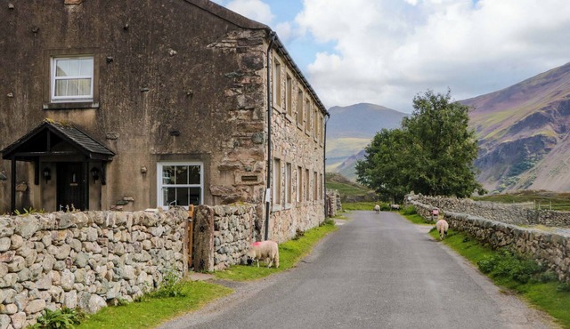 BUCKBARROW, pet friendly, character holiday cottage in Eskdale Valley