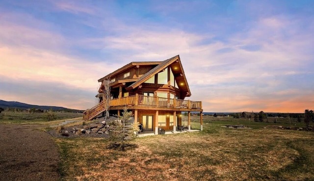 Bucket List Adventure Lodge. Newly built! Grill, Fire pit, Parking