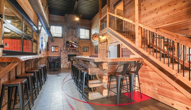 Buckets Lodge | Sleeps 28, Theater & Basketball