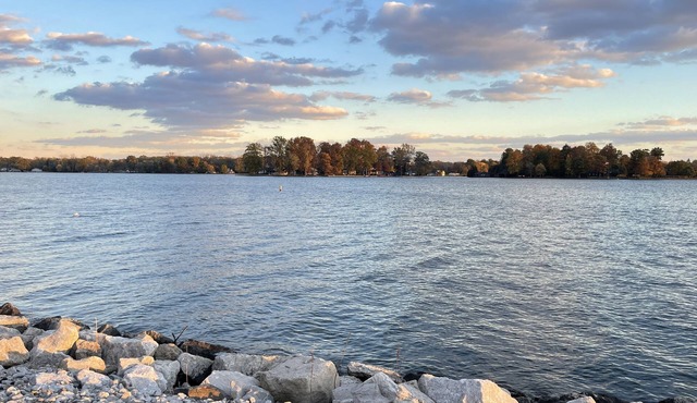 Buckeye Lake Waterfront on Bike Path - Sleeps 10