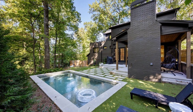 Buckhead Black House Spacious 5 Bedroom Mansion with Heated Pool - Lenox Atlanta