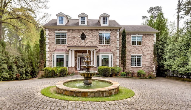 Buckhead fenced N Gated Ensuited 6BD,8bath Estate, 5mins to shopping.Sleeps 12