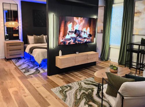 Buckhead Noir Suite with Self Check-in and Free Parking