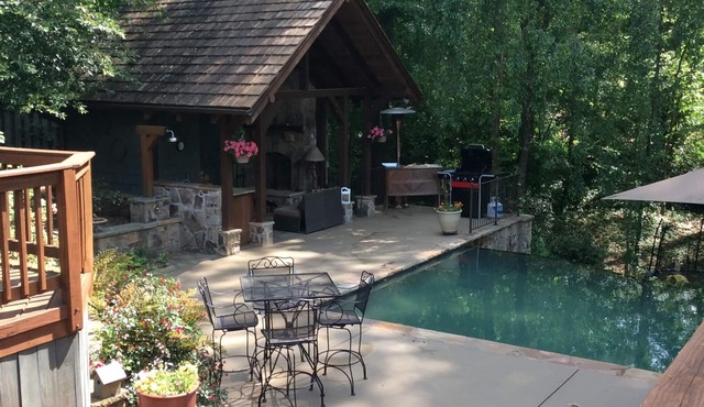 Buckhead, outdoor fireplace, private infinity edge pool & hot tub.