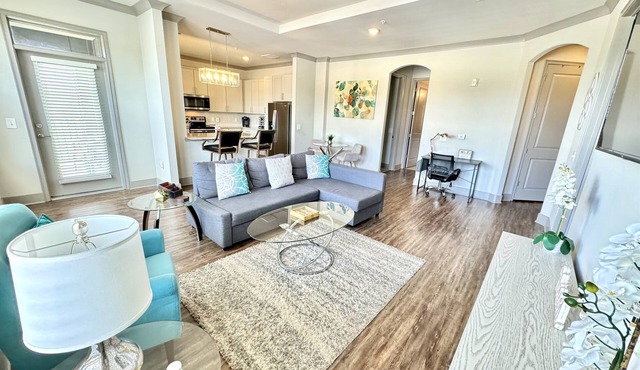 Buckhead Quarters - Spacious with Private Balcony