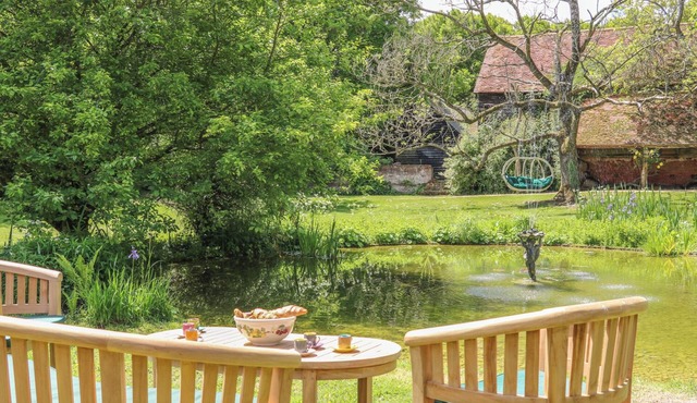 BUCKHOLT STABLES, pet friendly, with hot tub in West Tytherley