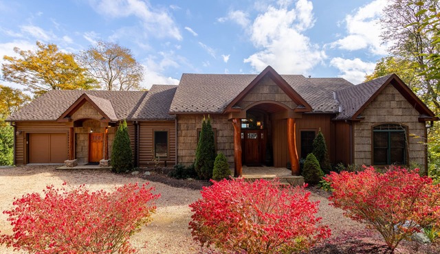 Buckhorn Lodge - Spacious Luxury Home Near Sugar Mountain Resort, Pool Table, Hot Tub, Views