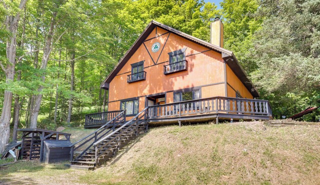'Buckhorn' - Slopeside Iron River Cabin w/Sauna