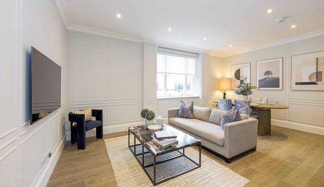 Buckingham & Lloyds Knightsbridge