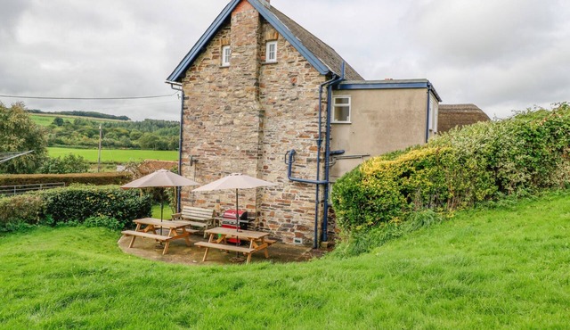BUCKINGHAMS LEARY FARM COTTAGE, pet friendly in Filleigh