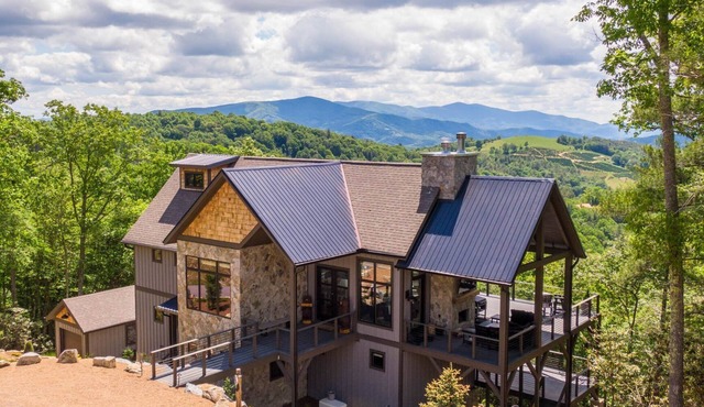 Bucks and Bunnies at Eagles Nest - new, luxury with huge views, hot tub