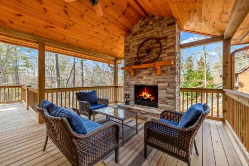 Bucks Bear Lodge - Fireplaces Wooded Views