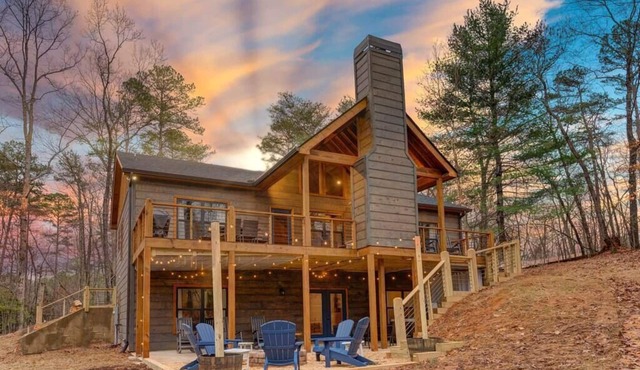 Bucks & Bourbon-Luxury– 3 King Beds Hot Tub Fire Pit Game & Movie Rooms