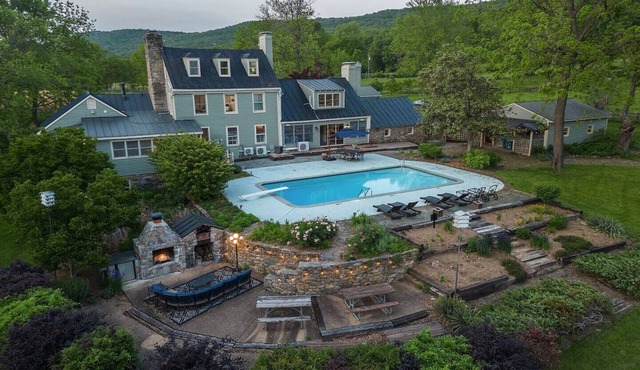 Buckskin Manor - Historic, Pool, 66 Acre Vineyard