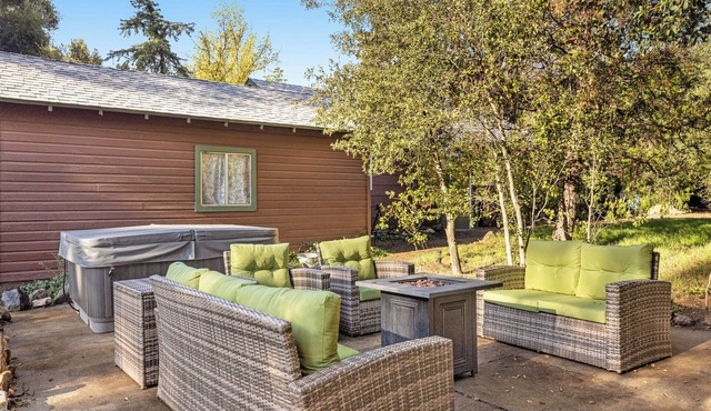 Buckthorn Beauty: Private Hot Tub & Lounge Space