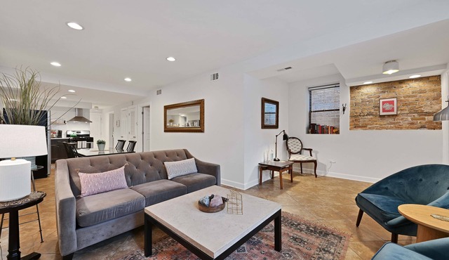 Bucktown Condo Just Two Blocks from the L by AllSet Turnover