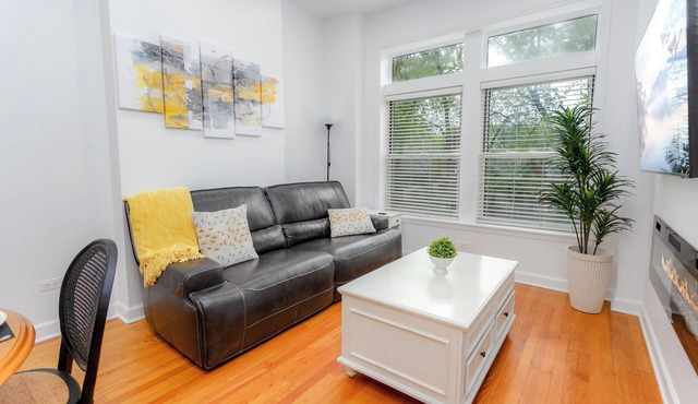 Bucktown/Wicker Park 3BR pet friendly w/parking - Upstairs Unit