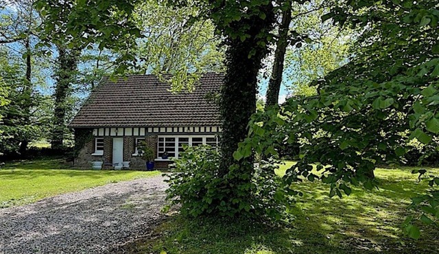 Bucolic gîte with tennis court in wooded grounds for 5 people