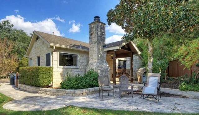 Buda Casita: Charming 1-Bed, 1-Bath, 15 Mins to Downtown Austin! King size bed.