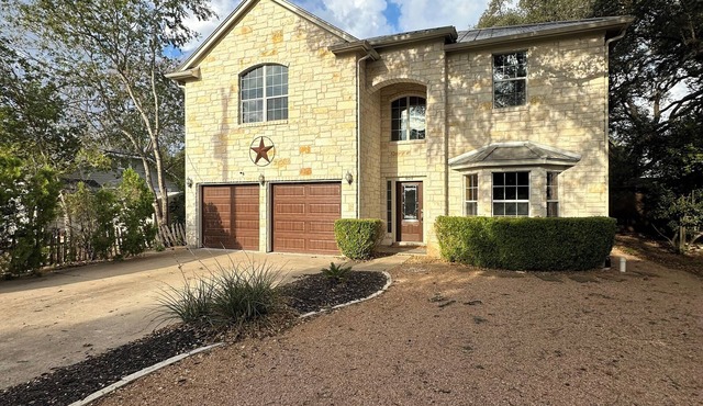 Buda home - heart of the historic district. Pool, jacuzzi
