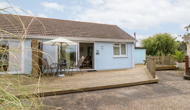 BUDDLEIA COTTAGE, country holiday cottage in Seaview