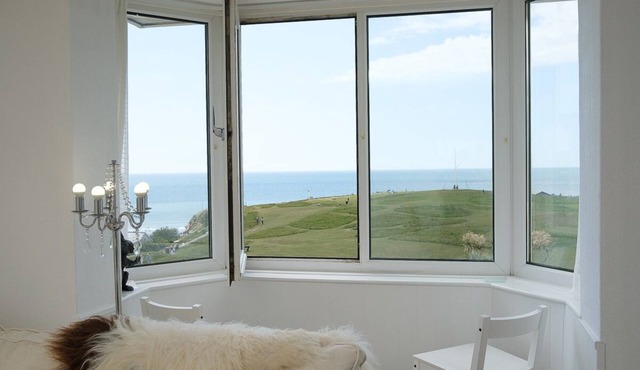Bude, Spectacular Sea Views, Spacious 3 Bed Apartment Close to Town & Beach