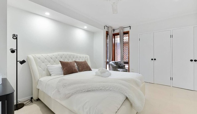 Budget 1-Bed Studio Near Top Malls & Transit!