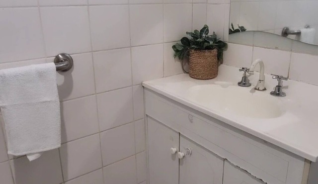 Budget 3BR home - 12 mins from airport, Bohemian Styled, great for small groups.