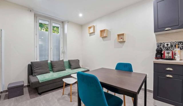 Budget apart city centre with parking