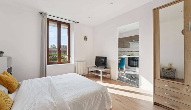 Budget apart city centre with parking