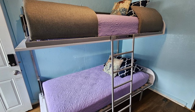 Budget Downtown Studio C with Dedicated Queen Bed, AC, WIFI & 4 free Streamers!