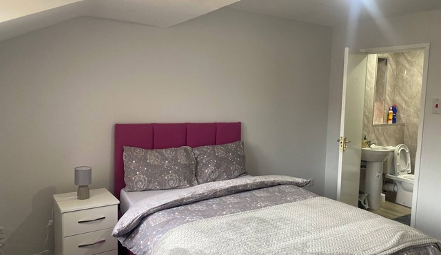 Budget En-suite in Wolverhampton/Birmingham Rd, situated in a quiet neighborhood