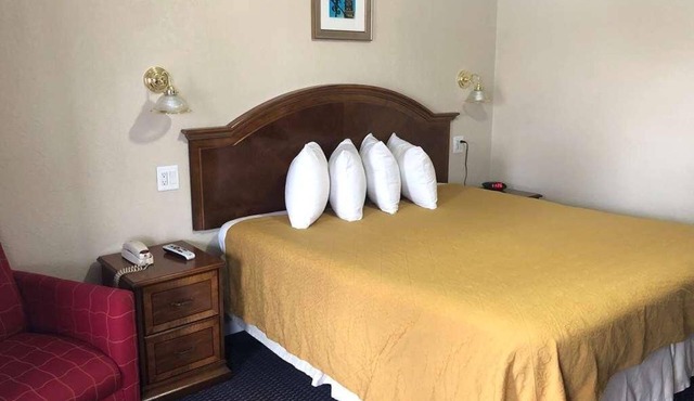 Budget-friendly Accommodation at Knights Inn Harrisonville! Pets Allowed