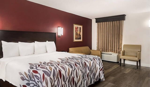 Budget-friendly Accommodation! Outdoor Pool, Pets Allowed, Near Tupelo Zoo