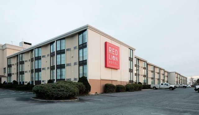 Budget-friendly at Red Lion Hotel Harrisburg Hershey! Restaurant, Parking!