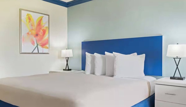 Budget-Friendly King Bed Room w/Pool Near Lost Caverns Adventure Golf