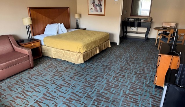 Budget-Friendly King Room with Free Parking & Bfast – Convenient I-40 Location