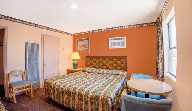 Budget-Friendly King Room Near El Paso Union Depot – Ideal for Road Trips