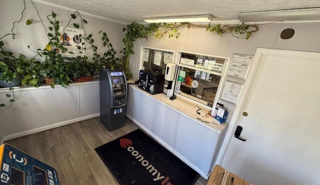 Budget-Friendly King Unit Near Speedway with Free Parking and Pets Allowed