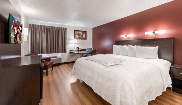 Budget-Friendly & Practical Room Near Polaris Fashion Place + Pet-Friendly Space