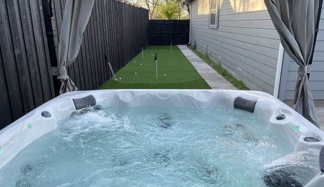 Budget-Friendly Retreat Stockyards HotTub MiniGolf