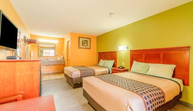 Budget-Friendly Room Stay w/2 Full Beds & Relaxing Bathtub
