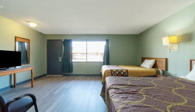 Budget-Friendly Room for Groups Visiting Brazosport Museum – 3 Miles!