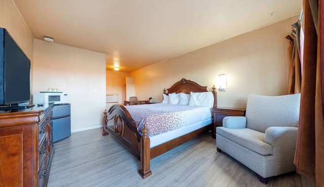 Budget-Friendly Room w/Kitchenette Near Madras Aquatic Center – 1.8 Miles Away