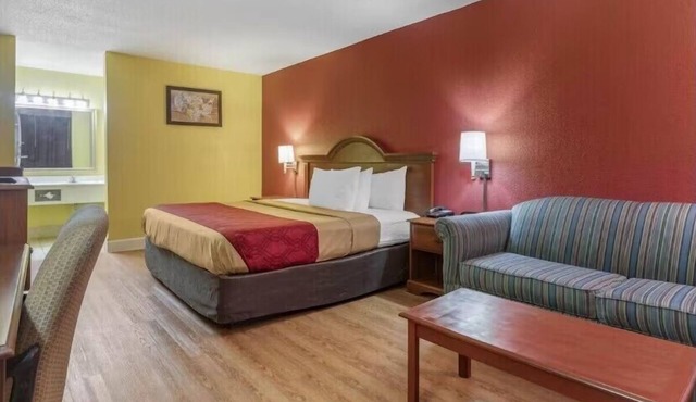 Budget-Friendly Room w/King Bed & Outdoor Pool