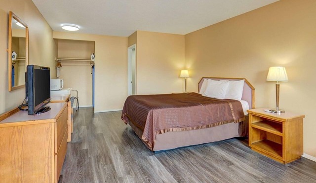 Budget-friendly Stay in Oregon Near Oregon Shakespeare Festival | Free Parking