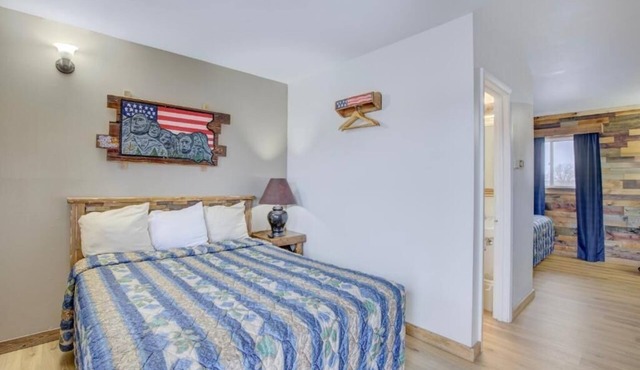 Budget-Friendly Stopover Close to Missouri River Sights, Free Parking