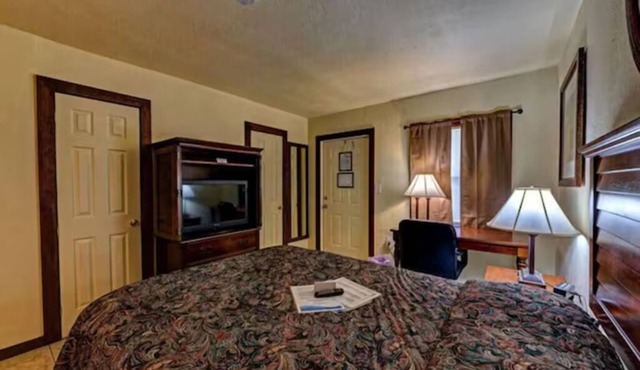 Budget-Friendly Clean Room w/Family BBQ Area Close to Local Landmarks