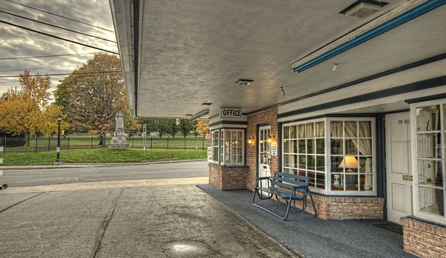 Budget Host Three Crowns Motor Lodge